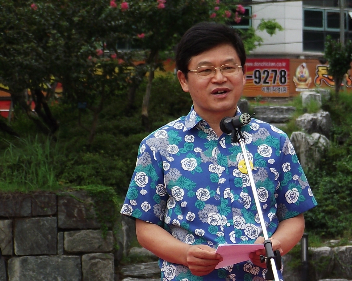 Mayor of Pohang giving us his welcome address